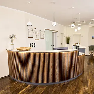 Eingangsbereich der Praxis mit Empfangstresen